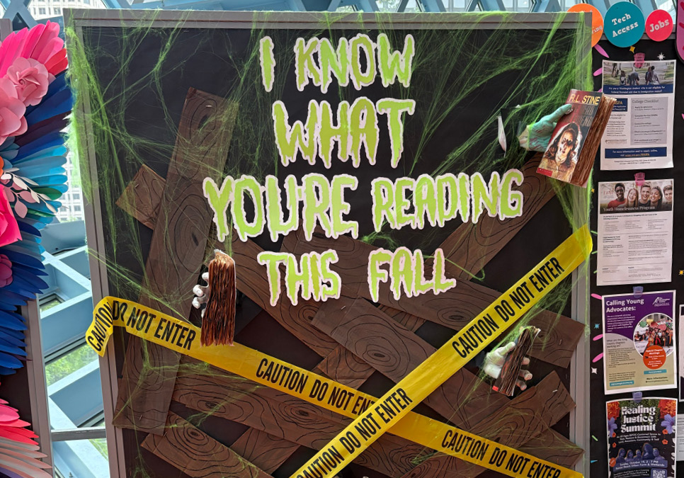 A sign that reads 'I know what you are reading this Fall'